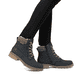 
Staubgraue Rieker Damen Stiefeletten Y9071-40 mit einer Profilsohle mit Blockabsatz. Schuh seitlich schräg