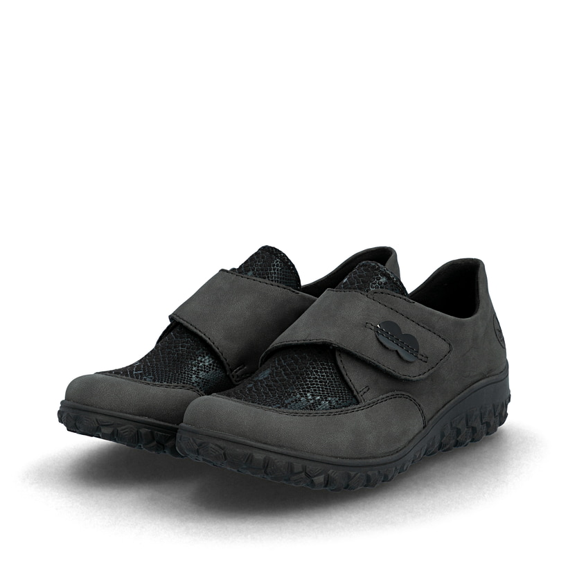 Mocassins Rieker gris pour femme 59552-45 avec fermeture velcro. Chaussures inclinées sur le côté.