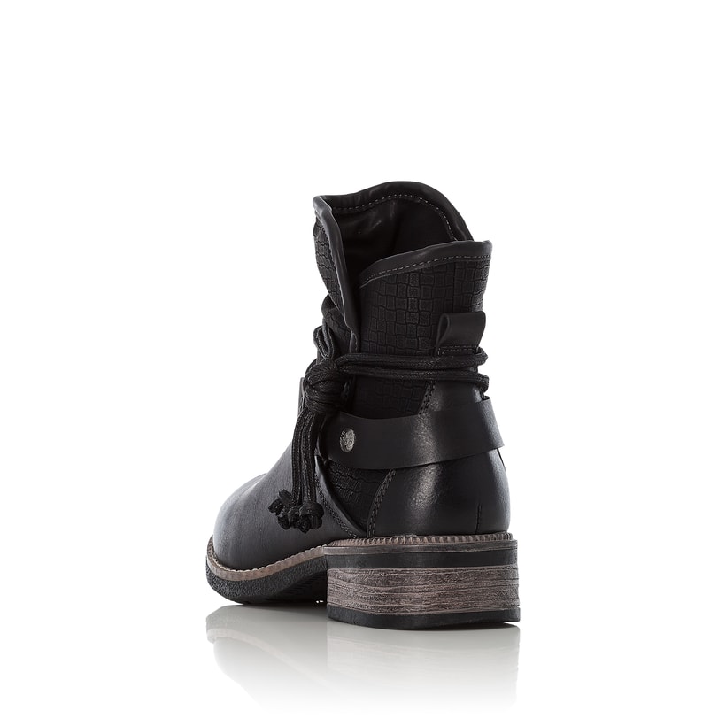 Nachtschwarze Rieker Damen Kurzstiefel 94689-00 mit einer Profilsohle mit Blockabsatz. Schuh von oben