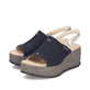 Schwarze Rieker Damen Sandalen 69460-00 mit moderner Spannnaht. Schuhpaar seitlich schräg.