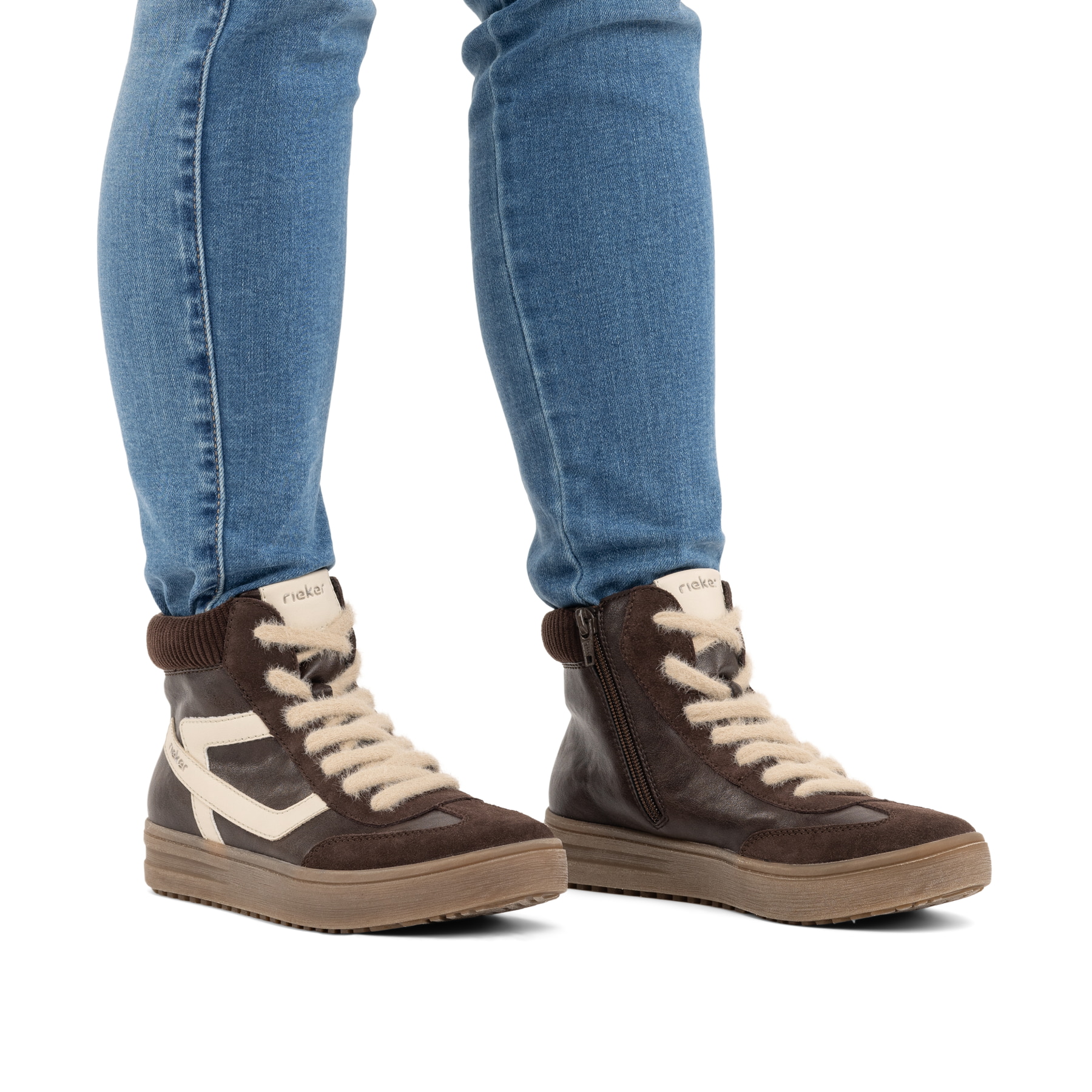 Braun-weiße Rieker Damen Sneaker High L2530-25 mit flauschigen Schnürsenkeln. Schuh am Fuß.