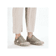 Grüne Rieker Damen Slipper L0355-52 mit einem Reißverschluss. Schuh am Fuß.