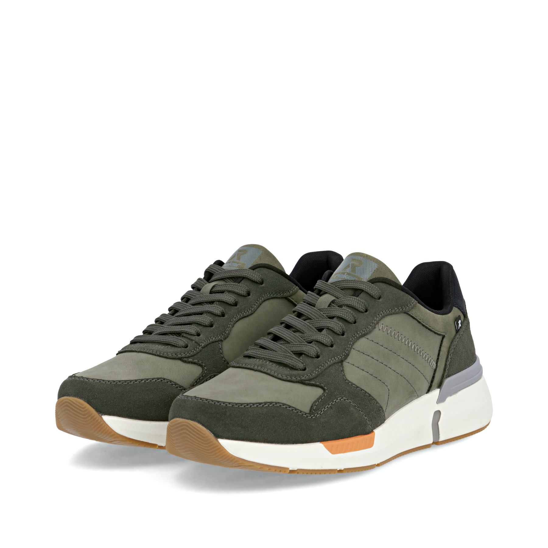 Grüne Rieker Herren Sneaker Low U1401-54 mit Schnürung sowie ultraleichter Sohle. Schuhpaar seitlich schräg.