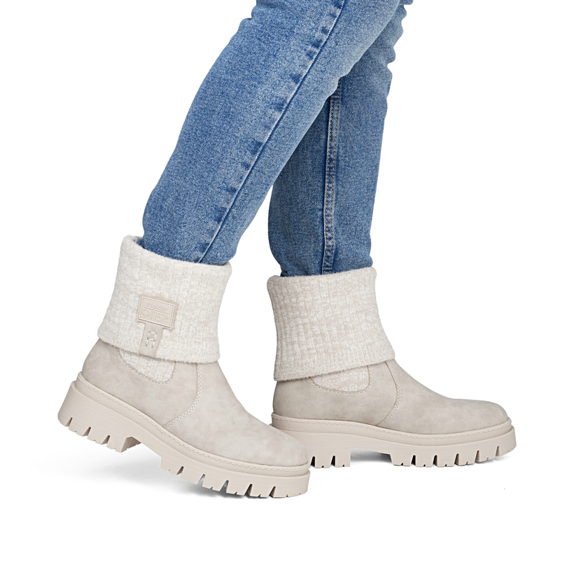 Taupefarbene Rieker Damen Kurzstiefel Z9450-60 mit umschlagbarem Schaft. Schuh am Fuß.