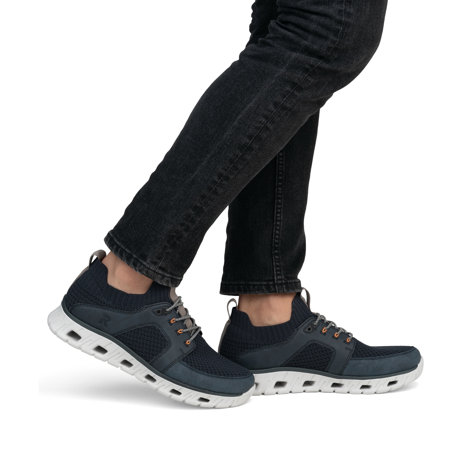 Blaue Rieker Herren Sneaker Low 04351-14 mit Gummizug sowie ultraleichter Sohle. Schuh am Fuß.