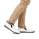 Weiße Rieker Herren Slipper 05450-80 mit einem Elastikeinsatz sowie Extraweite H. Schuh am Fuß.