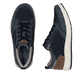 Blaue Rieker Herren Sneaker Low 16901-14 mit Reißverschluss sowie Extraweite H. Schuh von oben, liegend.