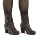 Dunkelbraune Rieker Damen Stiefeletten Y2590-25 mit einem Reißverschluss. Schuh am Fuß.