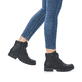 
Tiefschwarze Rieker Damen Schnürstiefel 785M1-00 mit einer robusten Profilsohle. Schuh seitlich schräg