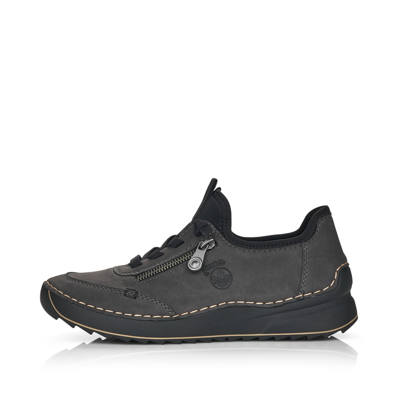 Graue Rieker Damen Slipper 51568-45 mit Gummischnürung sowie geprägtem Logo. Schuh Außenseite gespiegelt.