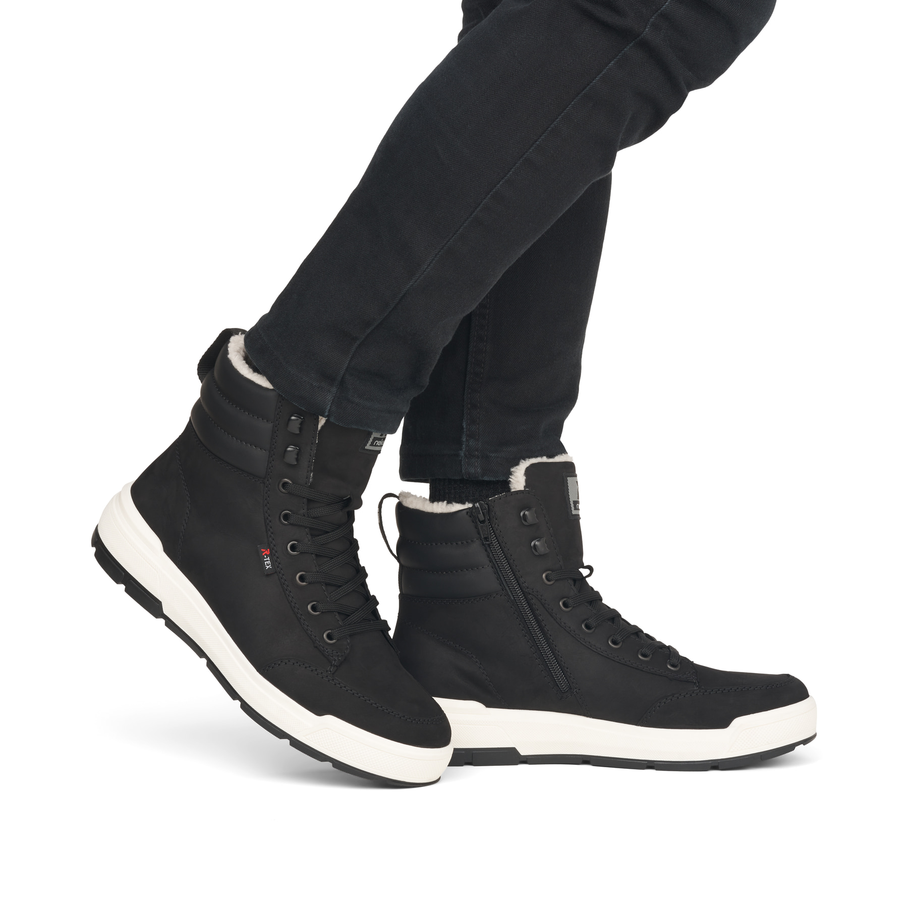 Schwarze Rieker Herren Schnürstiefel U0071-00 aus Rauleder. Schuh am Fuß.
