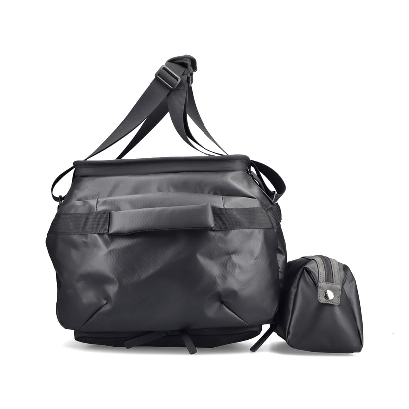 Sac de voyage Rieker H5202-00 noir avec fermeture éclair, bretelle amovible et poche intérieure amovible. Côté gauche.