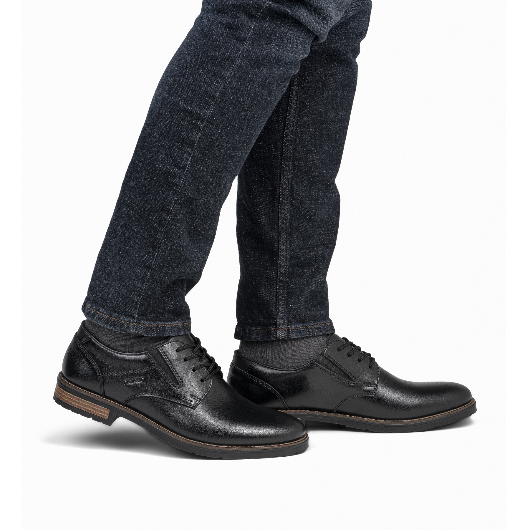 Schwarze Rieker Herren Schnürschuhe 14621-00 aus Glattleder mit Komfortweite G. Schuh am Fuß.