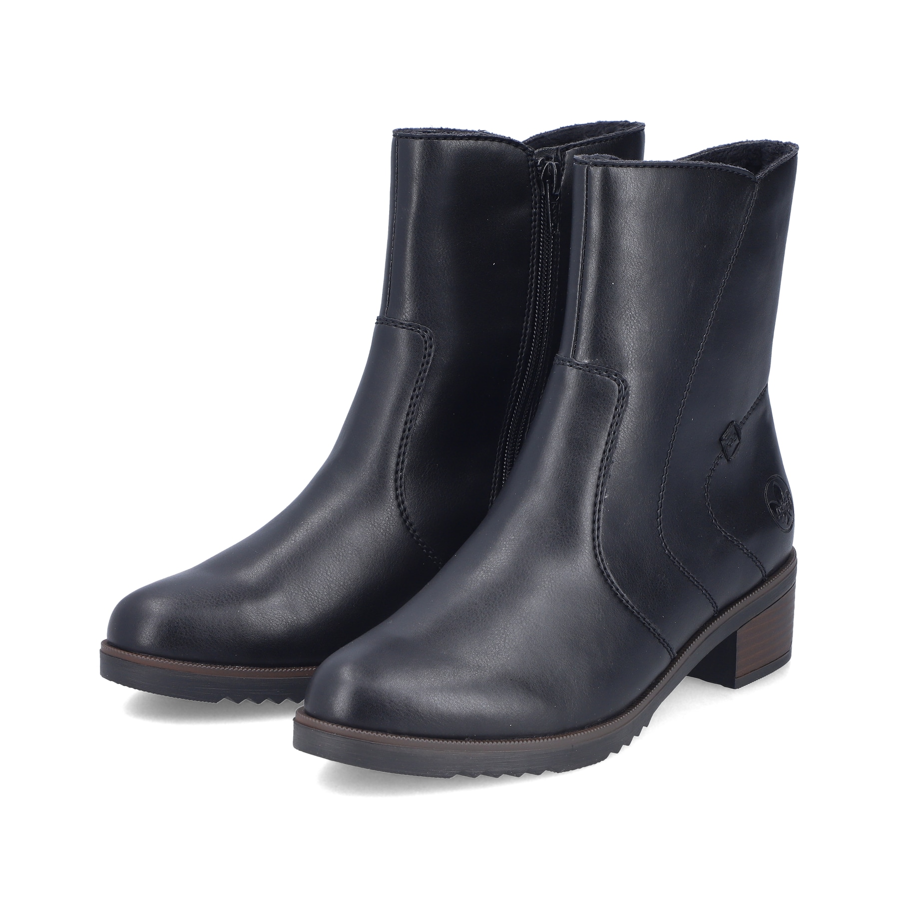 Schwarze Rieker Damen Kurzstiefel Y0581-00 mit modernen Ziernähten. Schuhpaar seitlich schräg.