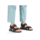 Graue Rieker Herren Trekkingsandalen 26763-45 mit einem Klettverschluss. Schuh am Fuß.