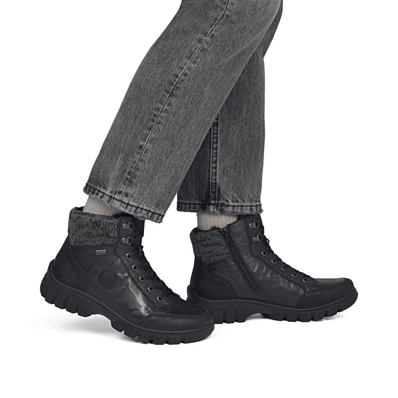 Schwarze Rieker Damen Schnürstiefel Z7230-00 aus Glattleder. Schuh am Fuß.