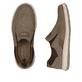 Braune Rieker Herren Slipper 17368-25 mit einem Gummizug sowie der Extraweite H. Schuh von oben, liegend.