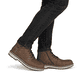 Dunkelbraune Rieker Herren Schnürstiefel F3811-24 mit einem Reißverschluss. Schuh am Fuß.