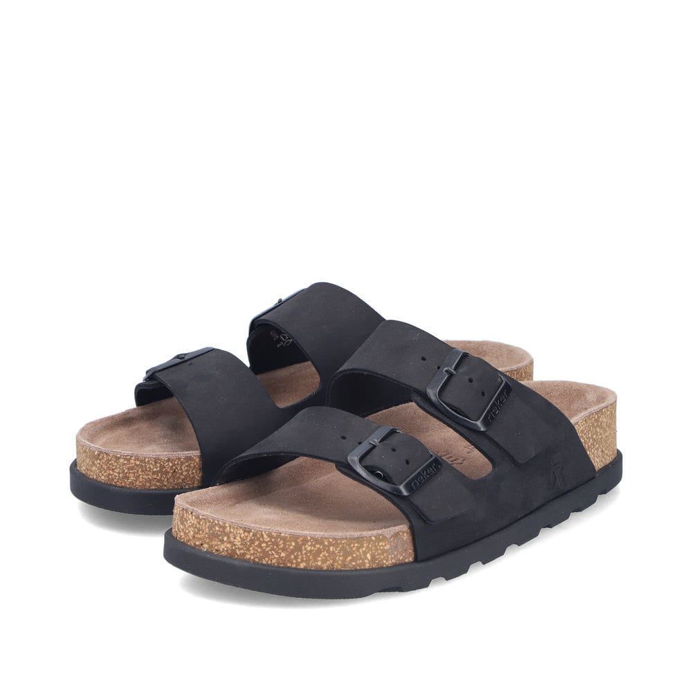 Mules Rieker noires pour femme V3190-01 en cuir velours avec boucles. Chaussures inclinées sur le côté.