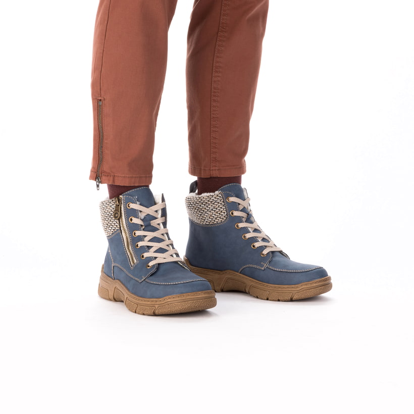 Blaue Rieker Damen Schnürstiefel 72330-14 mit Reißverschluss sowie Extraweite H. Schuh am Fuß.