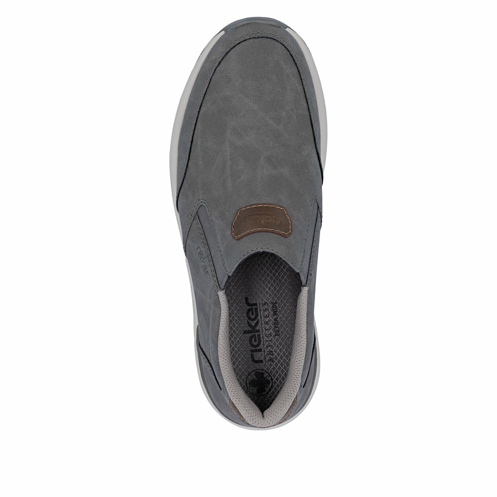 Graue Rieker Herren Slipper 11550-42 mit einem Gummizug sowie der Extraweite H. Schuh von oben.