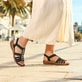 Schwarze Rieker Damen Riemchensandalen V2870-00 mit einem Gummizug. Schuh am Model.