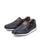 Blaue Rieker Herren Slipper 11962-14 aus Glattleder mit modernen Ziernähten. Schuhpaar seitlich schräg.