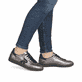 Silberne Rieker Damen Sneaker Low W2200-91 mit einer Schnürung. Schuh am Fuß.