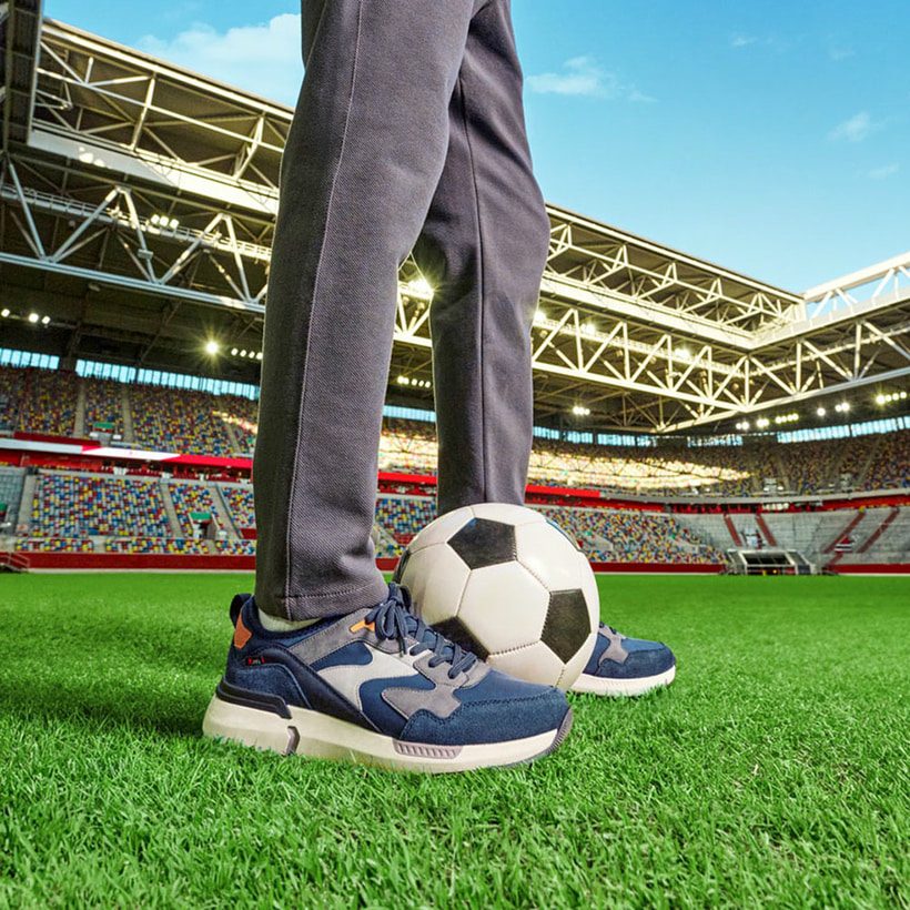 Christoph Kramer x Rieker. Christoph Kramer trägt den Rieker Sneaker U1403-15 in blau