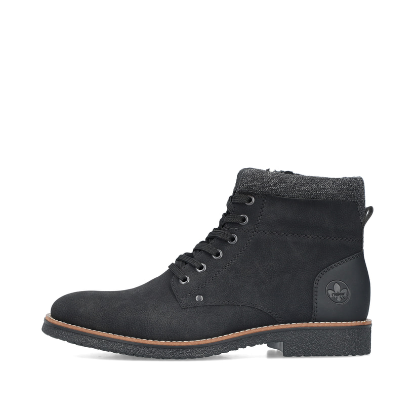 
Tiefschwarze Rieker Herren Schnürstiefel 33640-01 mit einer robusten Profilsohle. Schuh Außenseite
