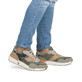 Grüne Rieker Herren Sneaker Low U1402-54 mit Schnürung sowie flexibler Sohle. Schuh am Fuß.