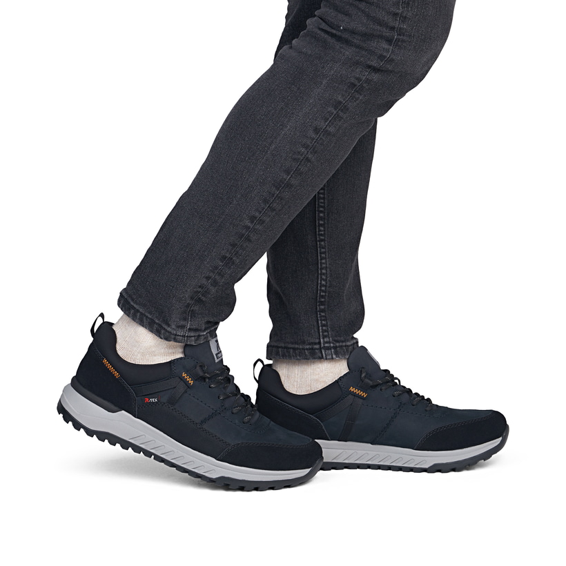 Dunkelblaue Rieker Herren Sneaker Low U0100-14 aus Rauleder. Schuh am Fuß.