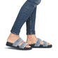 Blaue vegane Rieker Damen Pantoletten W1451-14 mit einer ultraleichten Sohle. Schuh am Fuß.