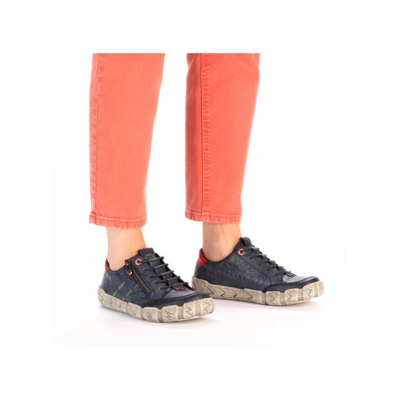 Mocassins Rieker bleus femme L0357-12 avec coutures modernes élégantes. Chaussure au pied.