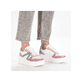 Weiße vegane Rieker Damen Sneaker Low M7814-90 mit einer Schnürung. Schuh am Fuß.