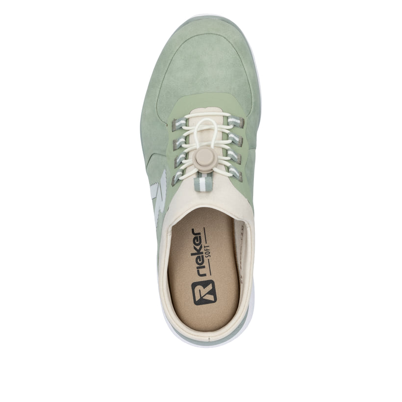 Grüne Rieker Damen Clogs M5056-52 mit einem Gummizug sowie einer flexiblen Sohle. Schuh von oben.