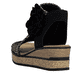 Schwarze Rieker Keilsandaletten 63791-01 mit dekorativer Blume. Schuh von hinten.