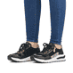 
Urbanschwarze Rieker Damen Sneaker Low M6616-00 mit einer robusten Profilsohle. Schuh am Fuß