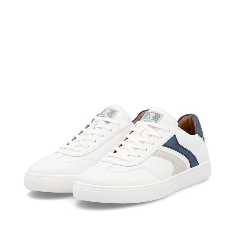 Weiße Rieker Herren Sneaker Low U0708-80 mit einer Schnürung. Schuhpaar seitlich schräg.