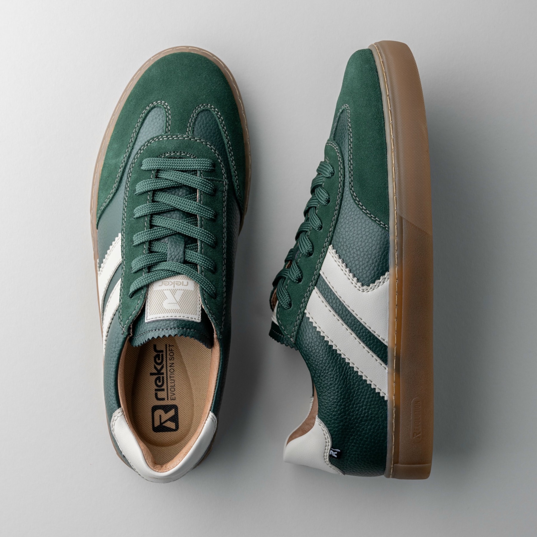 Weiße Rieker Herren Sneaker Low U0705-80 mit TR-Sohle mit weichem EVA-Inlet. Schuh Außenseite gespiegelt.