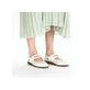 Weiße Rieker Ballerinas 47675-80 mit modernen Ziernähten sowie Klettverschluss. Schuh am Fuß.