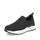Schwarze Rieker Herren Slipper B5062-00 mit Elastikeinsatz sowie Löcheroptik. Schuh seitlich schräg.