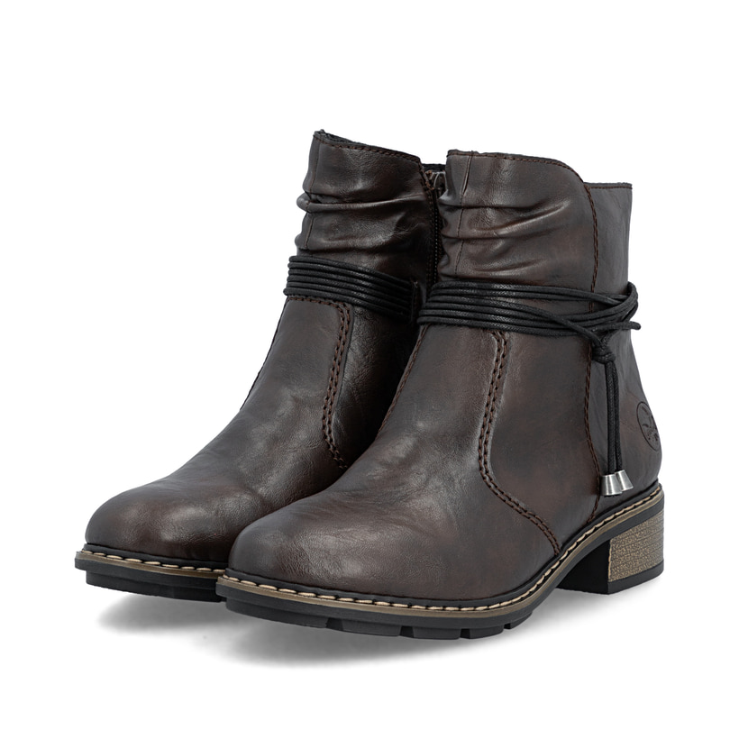 Dunkelbraune Rieker Damen Stiefeletten 77263-25 mit dekorativer Kordel. Schuhpaar seitlich schräg.