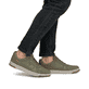 Grüne Rieker Herren Sneaker Low 17506-52 mit einer Schnürung sowie Extraweite H. Schuh am Fuß.