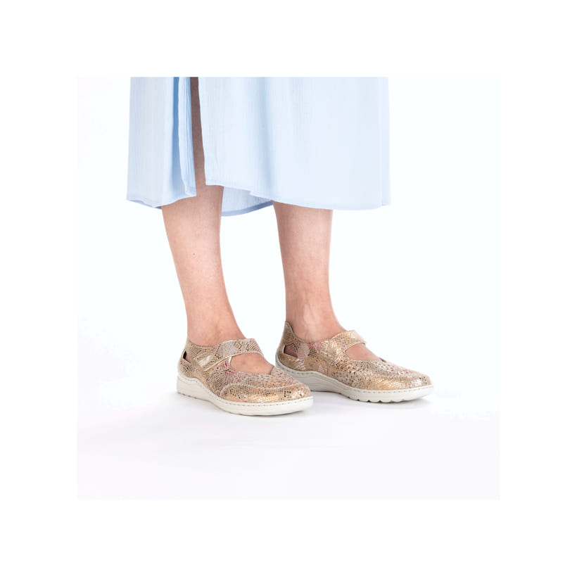 Mehrfarbige Rieker Ballerinas 48996-90 mit modernen Ziernähten. Schuh am Fuß.