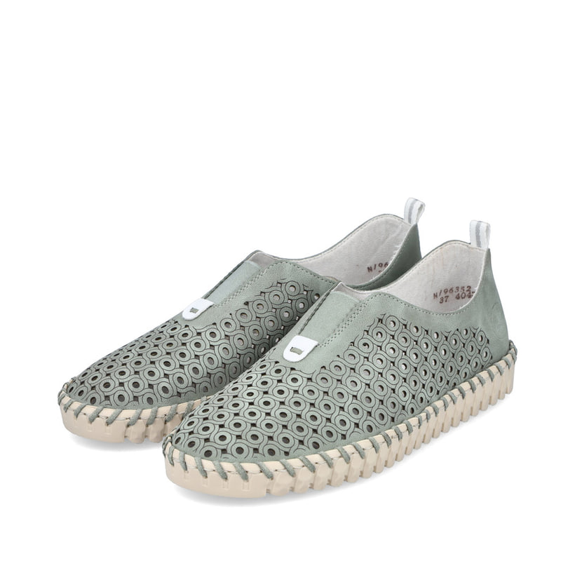 Grüne Rieker Damen Slipper N1963-52 mit einem Elastikeinsatz sowie Löcheroptik. Schuhpaar seitlich schräg.