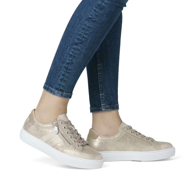 Beige Rieker Damen Sneaker Low L5903-62 mit einem Reißverschluss. Schuh am Fuß.