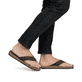 Braune Rieker Herren Zehentrenner 20152-25 mit der Komfortweite G. Schuh am Fuß.