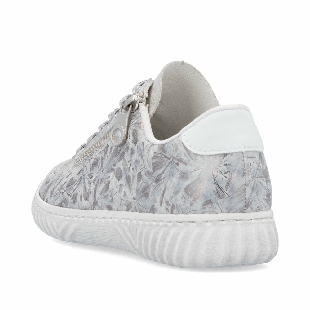 Baskets basses Rieker argent pour femme N0900-90 avec motif floral. Chaussure vue de l'arrière.