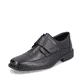 Schwarze Rieker Herren Slipper B0853-00 mit Klettverschluss sowie Extraweite H. Schuh seitlich schräg.